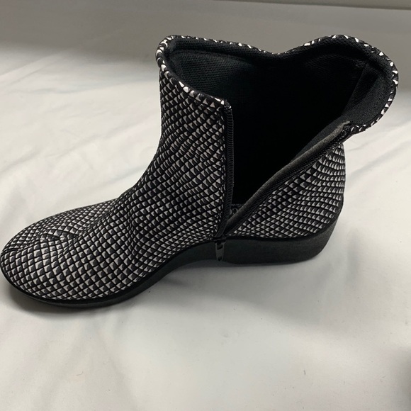 A’rcopedico Low Wedge Ankle Booties Side Zipper Size 41 Black and White - Picture 7 of 14